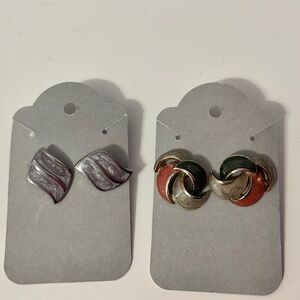 Set of 2 lovely pierced Earrings